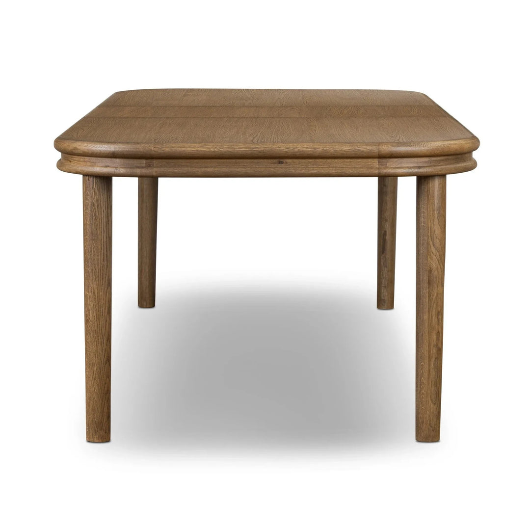 Maison Olive table en bois de chêne massif avec plateau arrondi et pieds fuselés, finition naturelle.