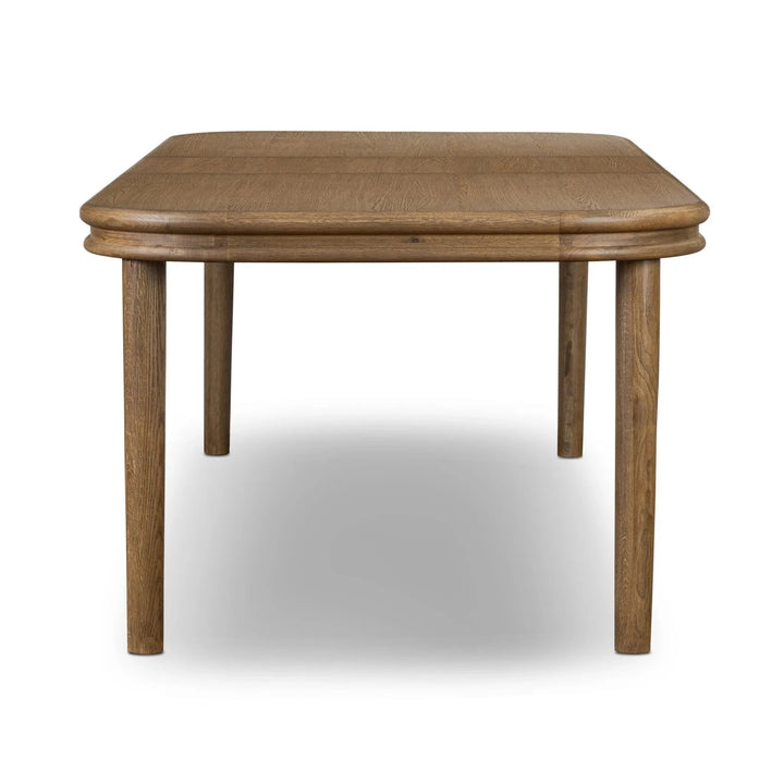 Maison Olive table en bois de chêne massif avec plateau arrondi et pieds fuselés, finition naturelle.