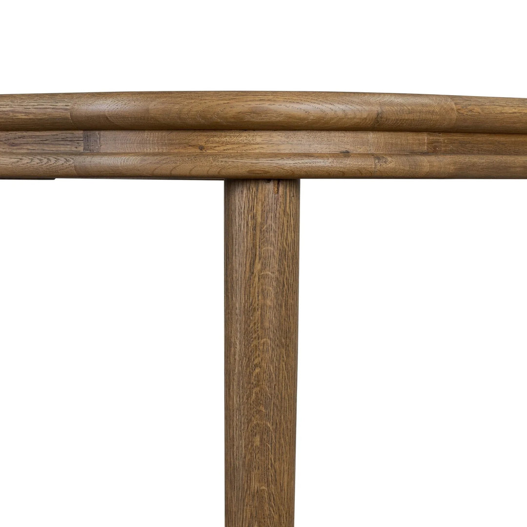 Maison Olive table en bois de chêne massif avec plateau arrondi et piètement robuste, finition naturelle.