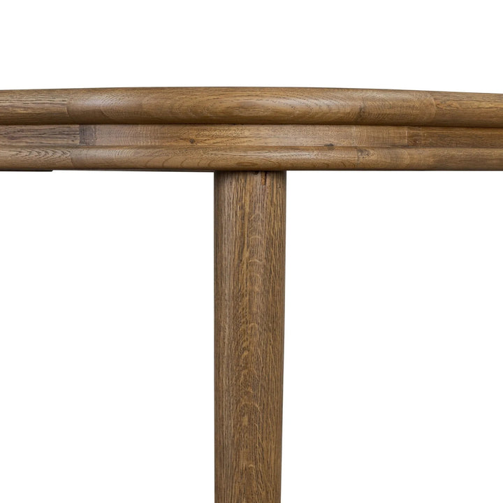 Maison Olive table en bois de chêne massif avec plateau arrondi et piètement robuste, finition naturelle.