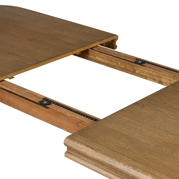 Table en bois de chêne Maison Olive avec plateau arrondi et mécanisme extensible, finition naturelle.