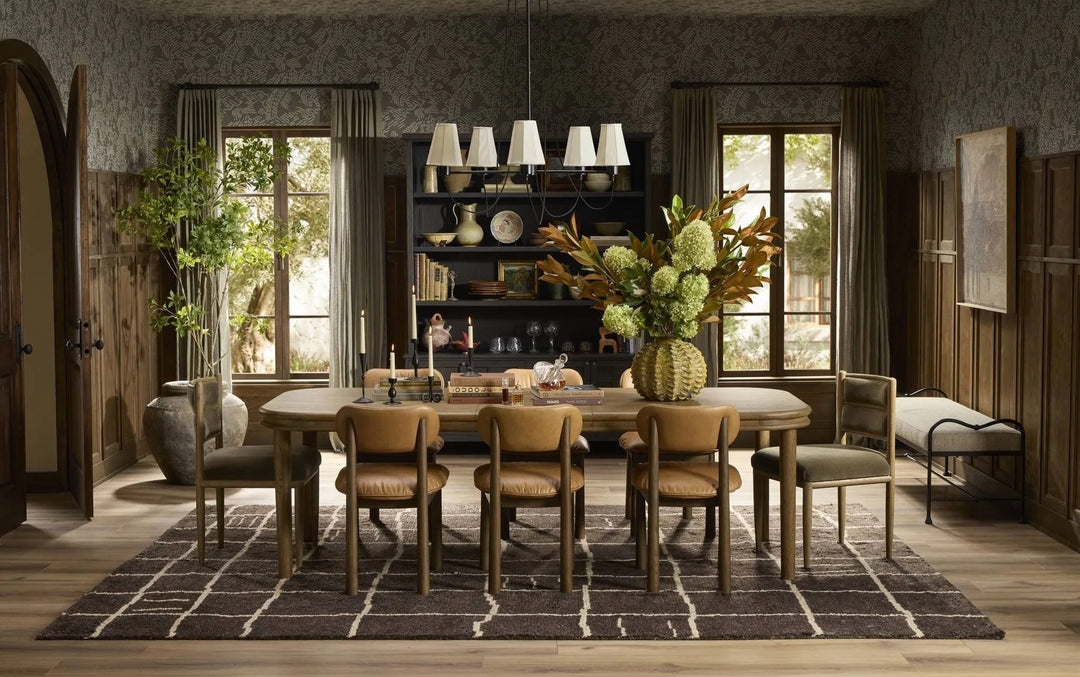 Maison Olive table en bois de chêne massif avec plateau arrondi et piètement solide, finition naturelle.