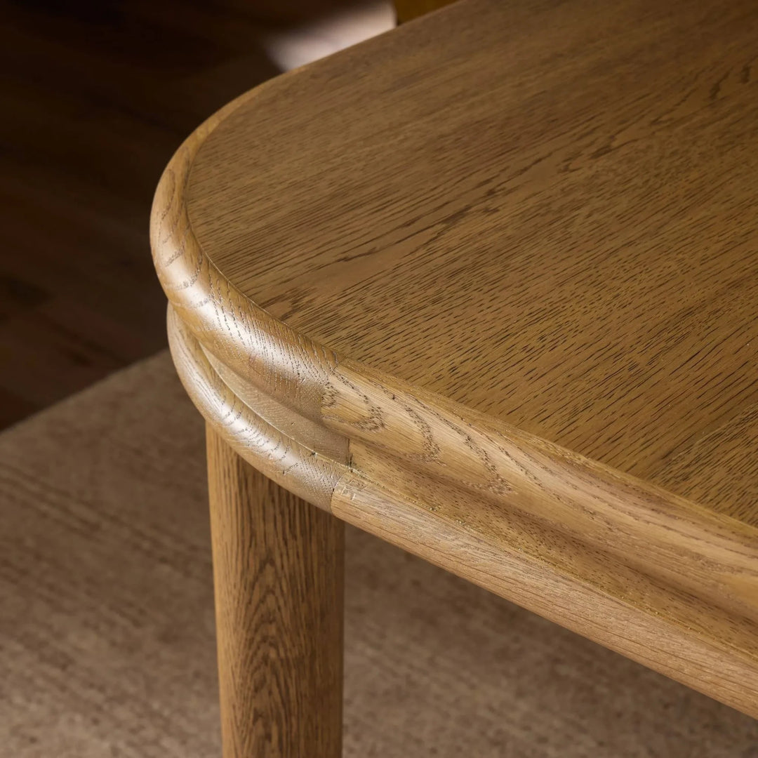 Table en bois de chêne Maison Olive avec plateau arrondi et finition naturelle, style scandinave.