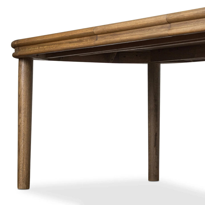 Maison Olive table en bois de chêne massif avec plateau arrondi et pieds coniques, finition naturelle.