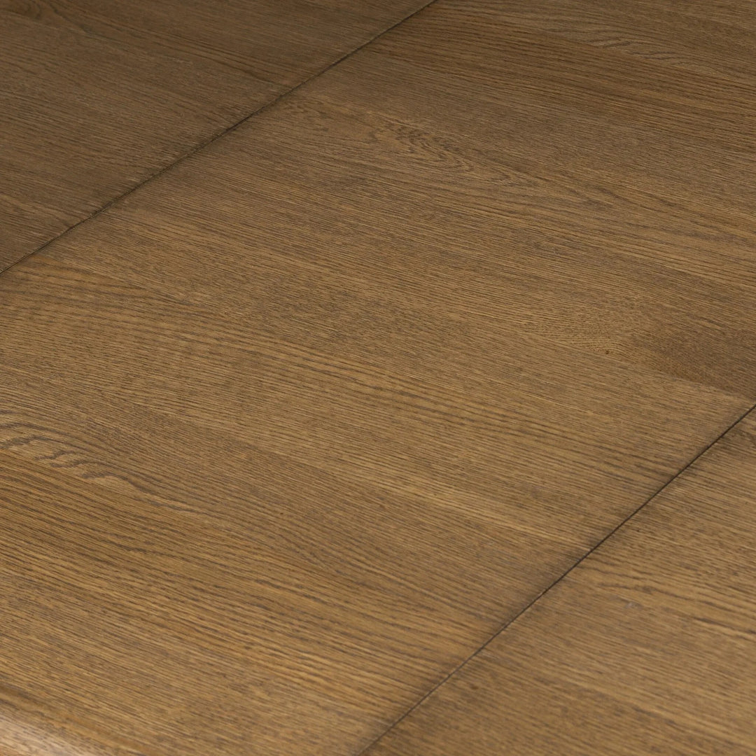 Table en bois de chêne massif Maison Olive, plateau arrondi, finition naturelle, aspect chaleureux et authentique.