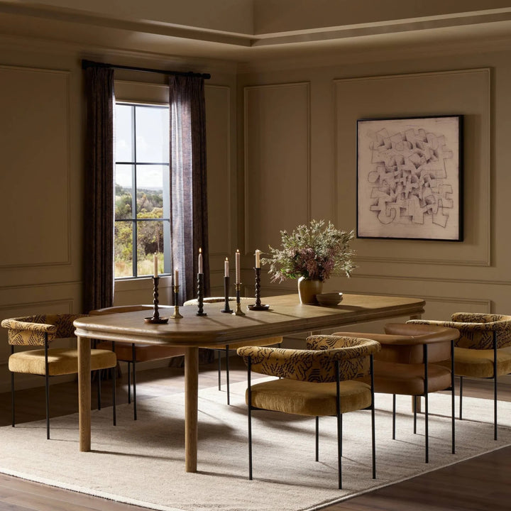 Maison Olive table en bois de chêne massif avec plateau arrondi et piètement solide, finition naturelle.