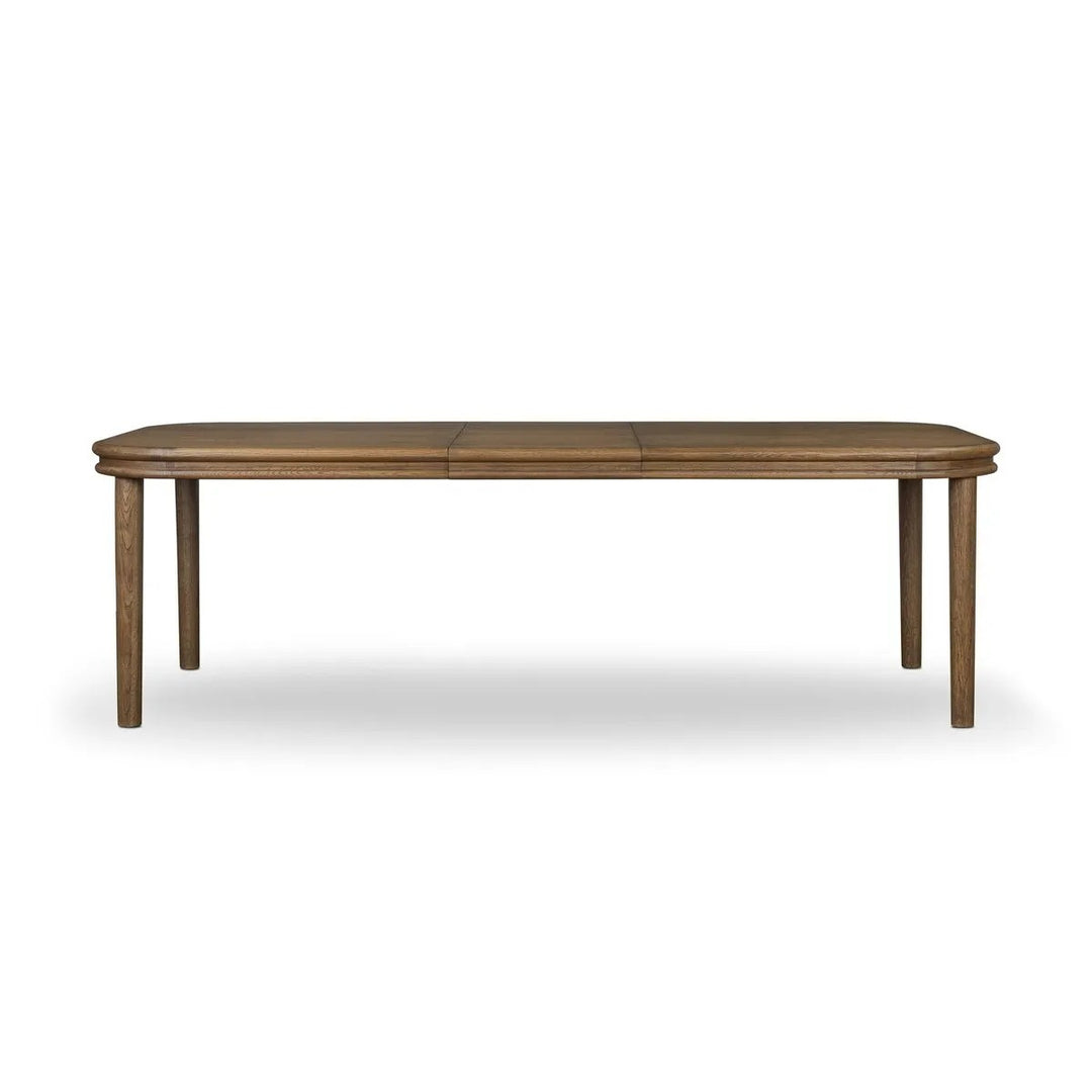 Table à manger en bois de chêne massif Maison Olive avec plateau arrondi et pieds fuselés, finition naturelle.