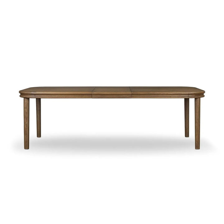 Table à manger en bois de chêne massif Maison Olive avec plateau arrondi et pieds fuselés, finition naturelle.