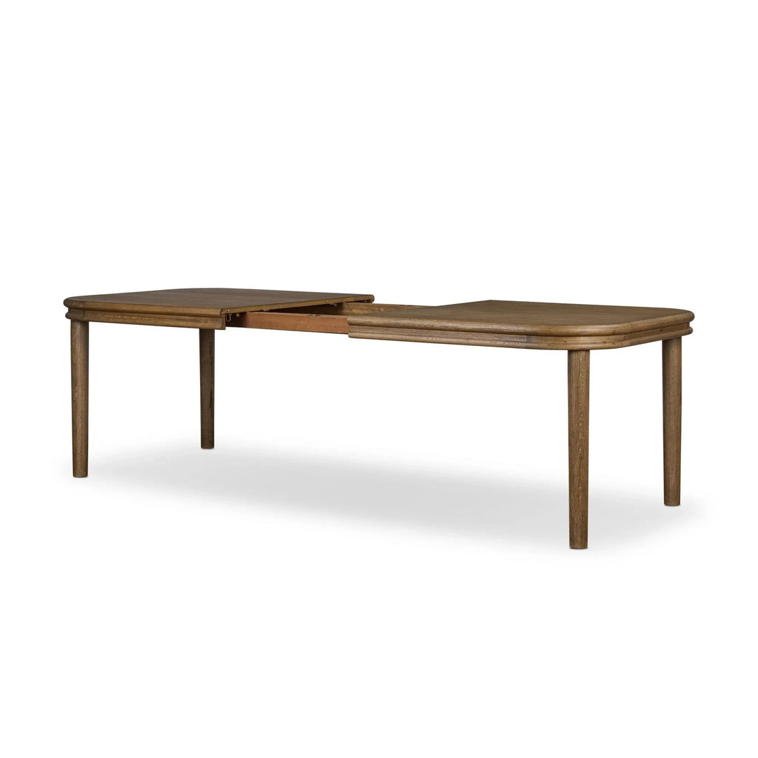 Table en bois de chêne Maison Olive avec plateau arrondi et rallonge, finition naturelle.