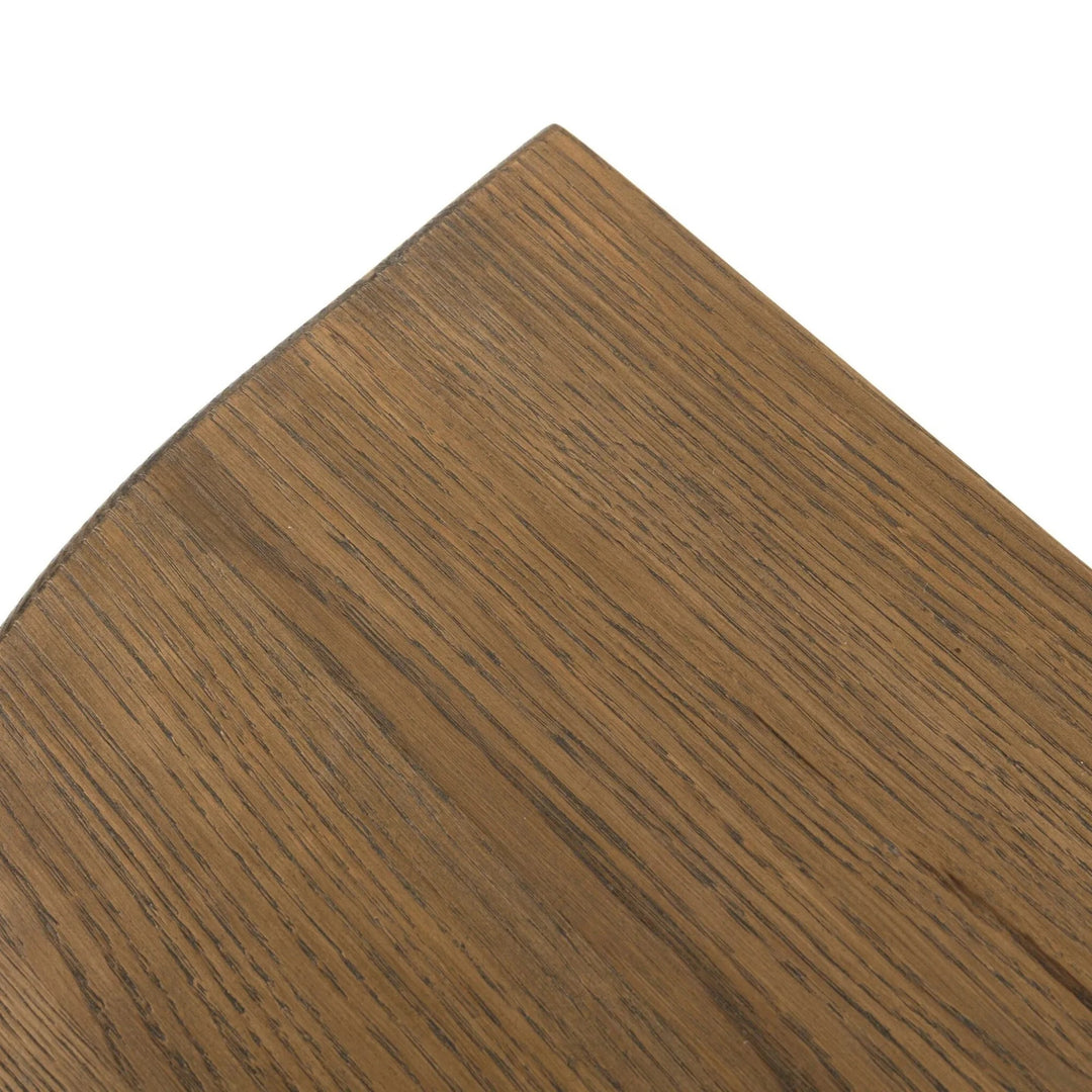 Maison Olive Table de chevet ronde en bois de chêne massif avec tiroir et poignée noire. Finition boisée chaleureuse.