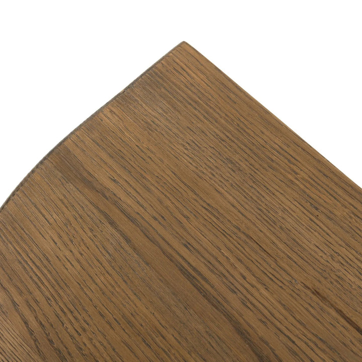 Maison Olive Table de chevet ronde en bois de chêne massif avec tiroir et poignée noire. Finition boisée chaleureuse.
