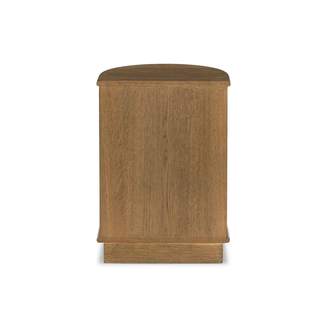 Maison Olive Table de chevet ronde en bois de chêne massif avec tiroir et poignée noire.