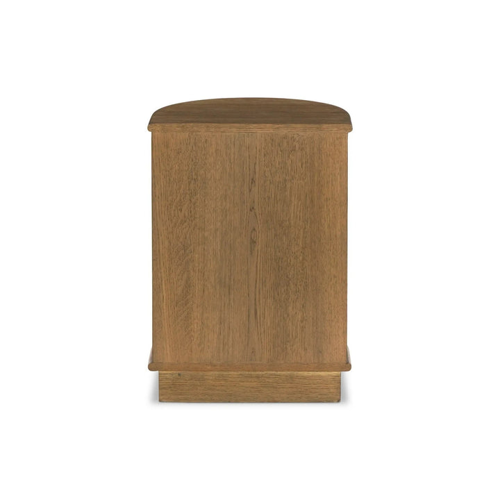Maison Olive Table de chevet ronde en bois de chêne massif avec tiroir et poignée noire.
