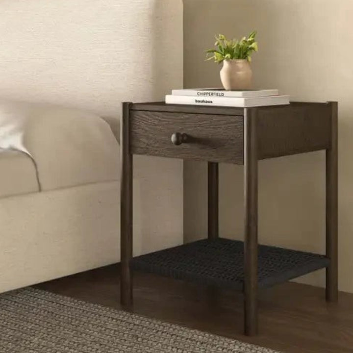 Table de chevet Maison Olive en bois foncé avec tiroir et étagère inférieure en corde tressée noire