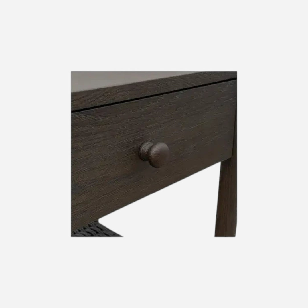Gros plan sur le tiroir en bois foncé de la table de chevet Maison Olive avec son bouton minimaliste
