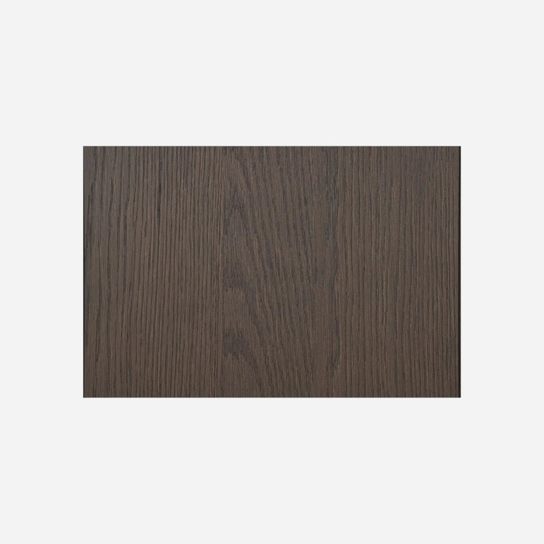 Gros plan sur la texture du bois massif sombre de la table de chevet Maison Olive avec un veinage naturel apparent