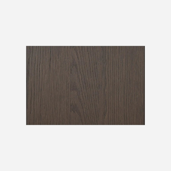 Gros plan sur la texture du bois massif sombre de la table de chevet Maison Olive avec un veinage naturel apparent