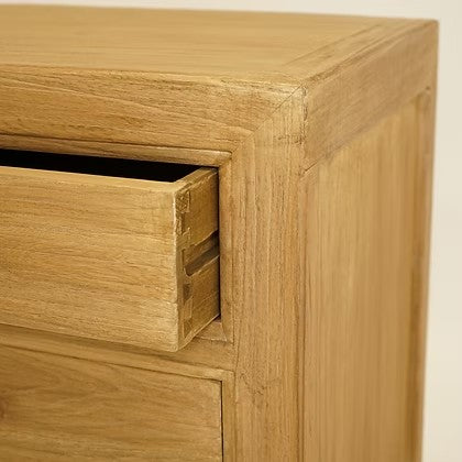Table de chevet Maison Olive en bois massif clair avec tiroir ouvert montrant les détails de fabrication artisanale