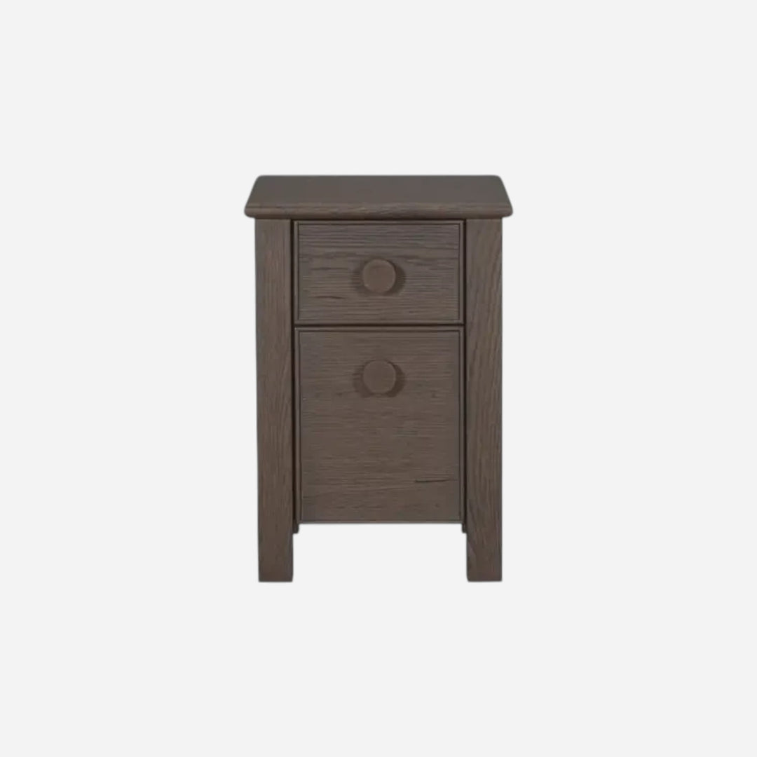 Table de chevet Maison Olive en bois massif sombre avec deux tiroirs et poignées rondes minimalistes