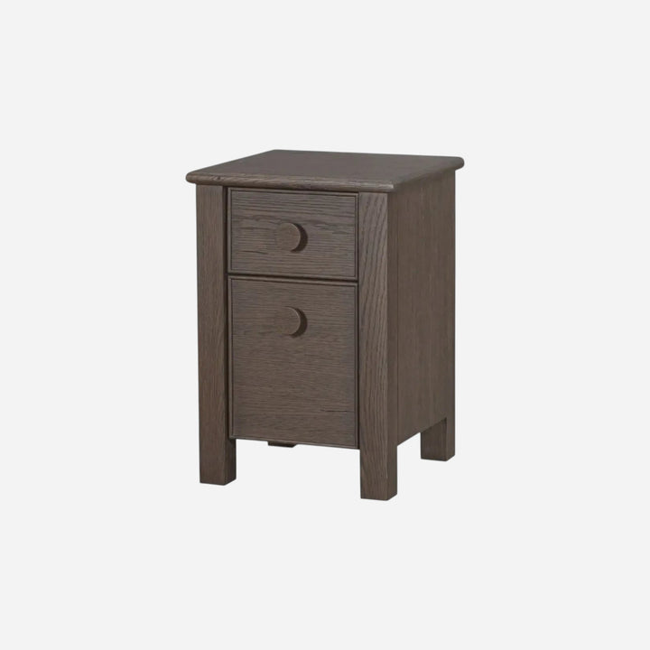 Table de chevet Maison Olive en bois massif sombre avec deux tiroirs et poignées rondes minimalistes