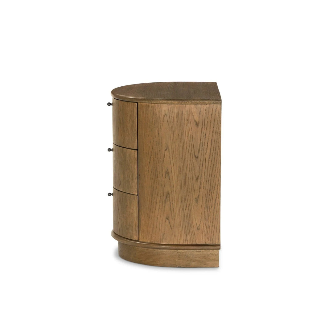 Maison Olive table de chevet ronde en bois de chêne massif avec 3 tiroirs et poignées noires discrètes.