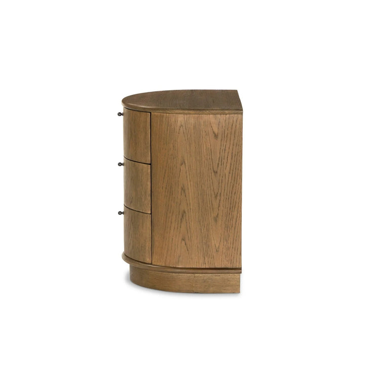 Maison Olive table de chevet ronde en bois de chêne massif avec 3 tiroirs et poignées noires discrètes.