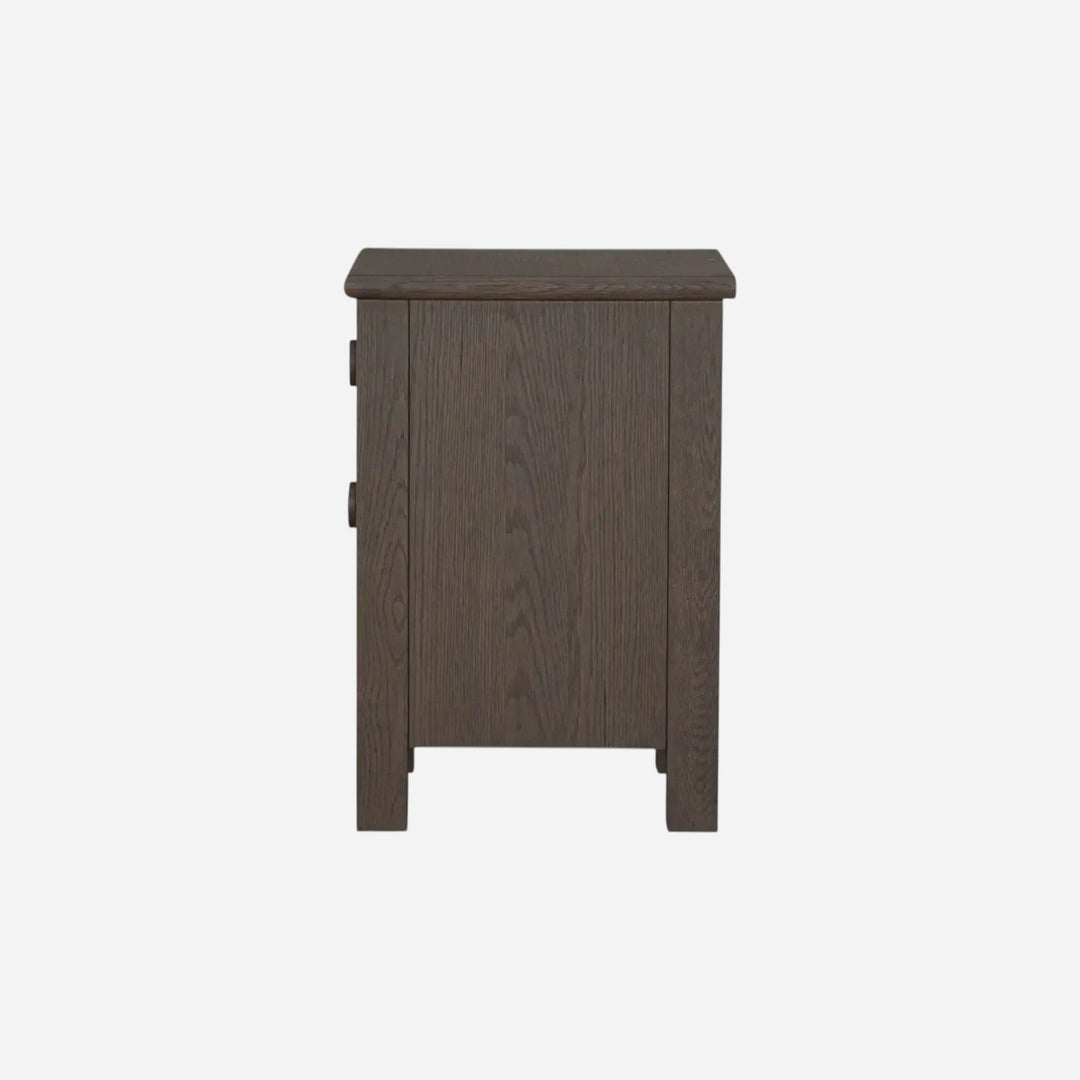 Table de chevet Maison Olive en bois massif sombre avec deux tiroirs et poignées rondes, vue de profil