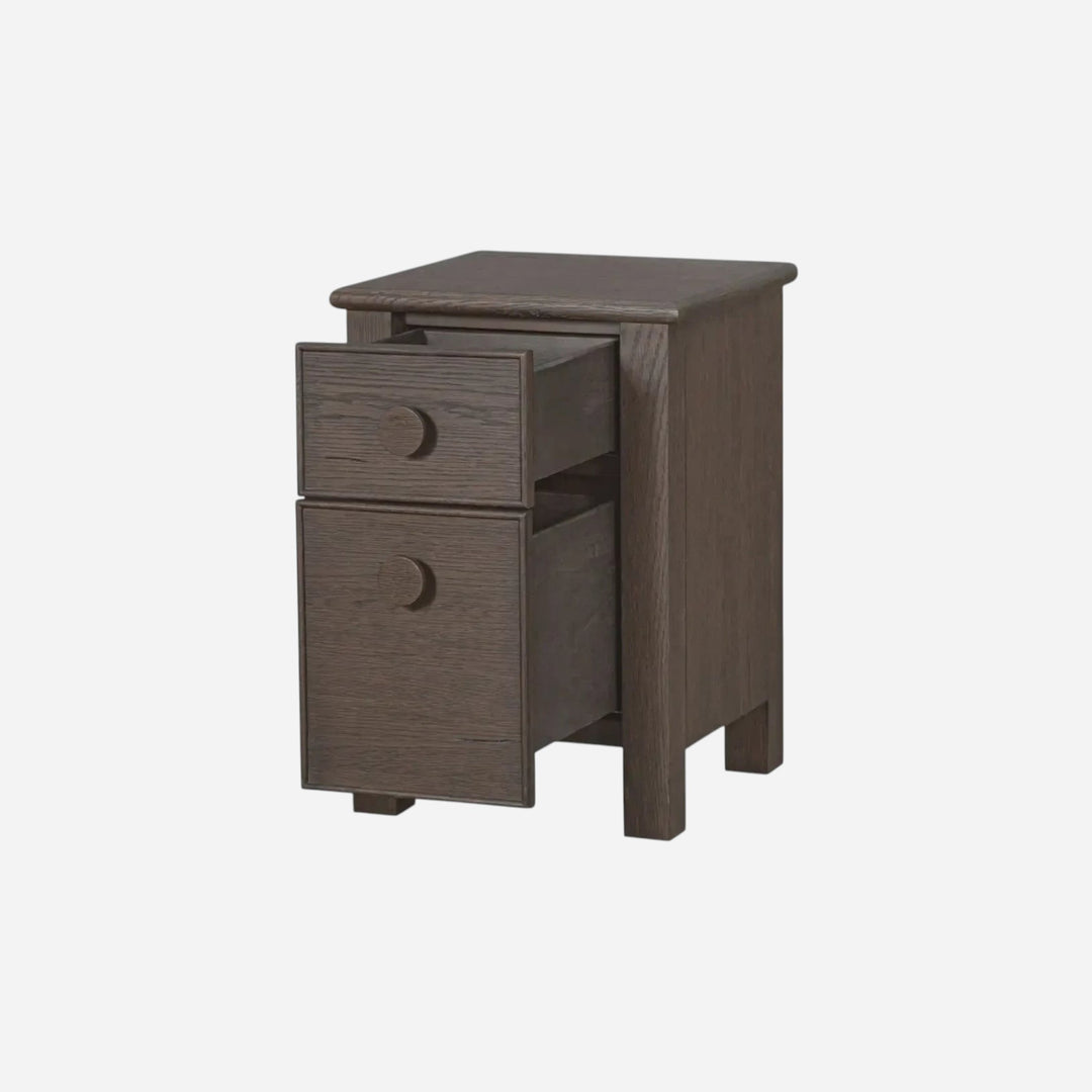 Table de chevet Maison Olive en bois massif sombre avec deux tiroirs et poignées rondes minimalistes
