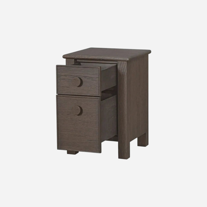 Table de chevet Maison Olive en bois massif sombre avec deux tiroirs et poignées rondes minimalistes