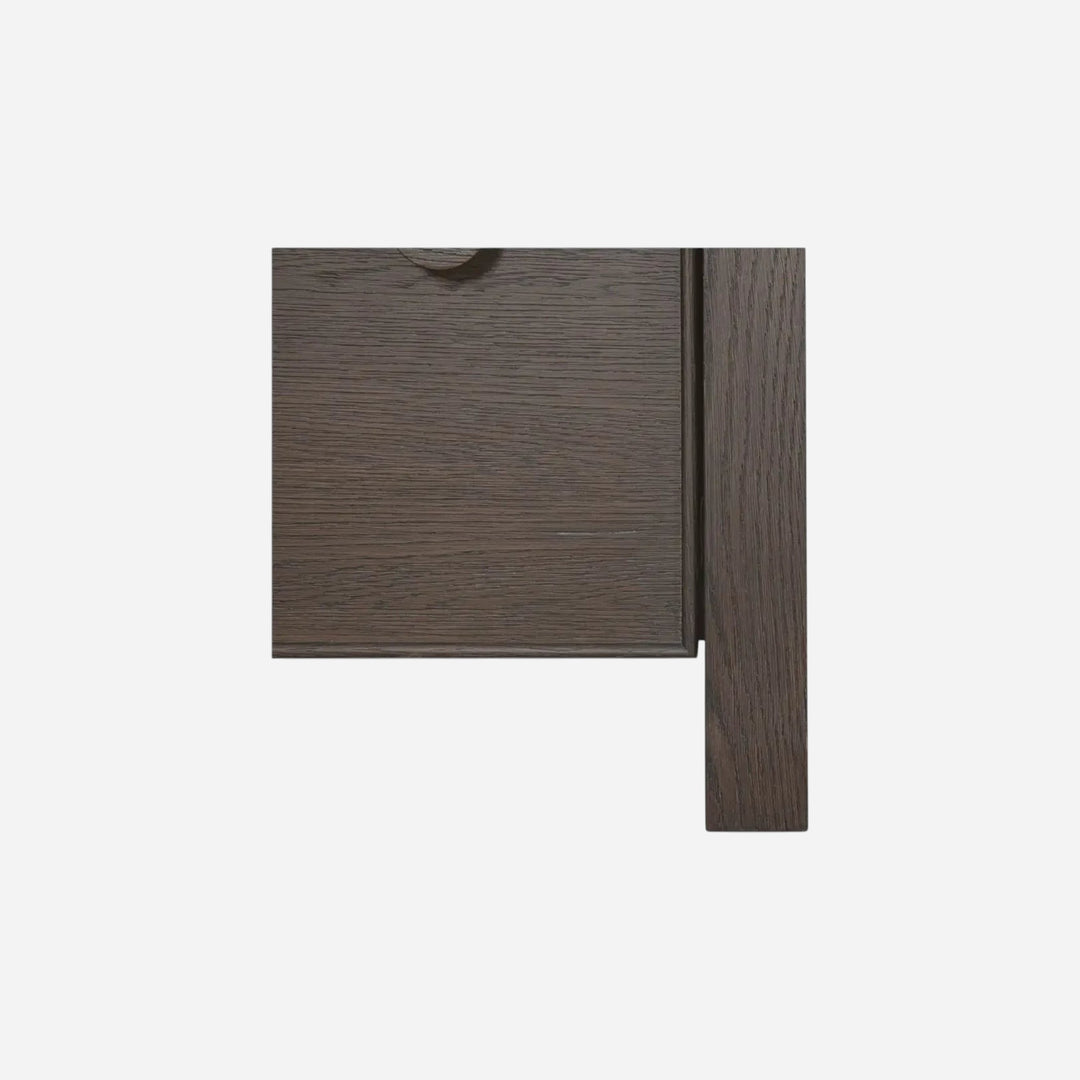 Détail de la table de chevet Maison Olive en bois massif sombre avec tiroir et poignée ronde minimaliste