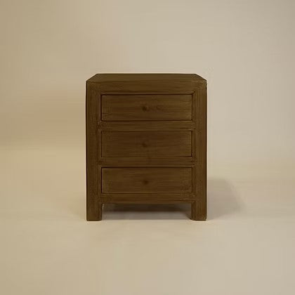 Table de chevet Maison Olive en bois massif marron avec trois tiroirs de rangement et design minimaliste