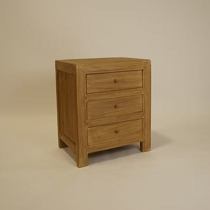 Table de chevet Maison Olive en bois massif naturel avec trois tiroirs de rangement et design minimaliste