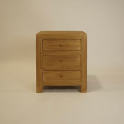 Table de chevet Maison Olive en bois massif naturel avec trois tiroirs et poignées discrètes, style minimaliste.