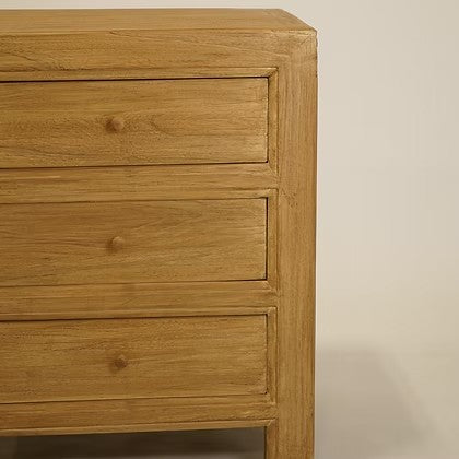 Table de chevet Maison Olive en bois massif clair avec trois tiroirs et poignées minimalistes