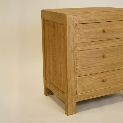 Table de chevet Maison Olive en bois massif clair avec trois tiroirs et finition naturelle élégante