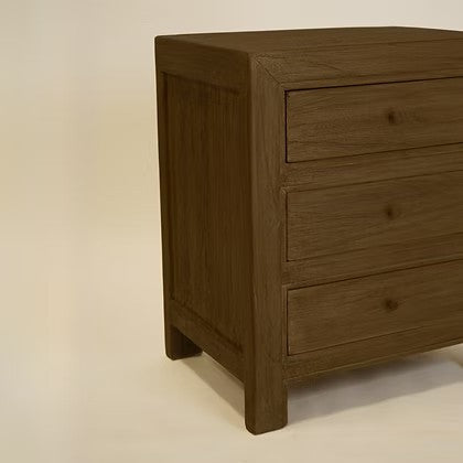 Table de chevet Maison Olive en bois massif brun avec trois tiroirs et design minimaliste élégant