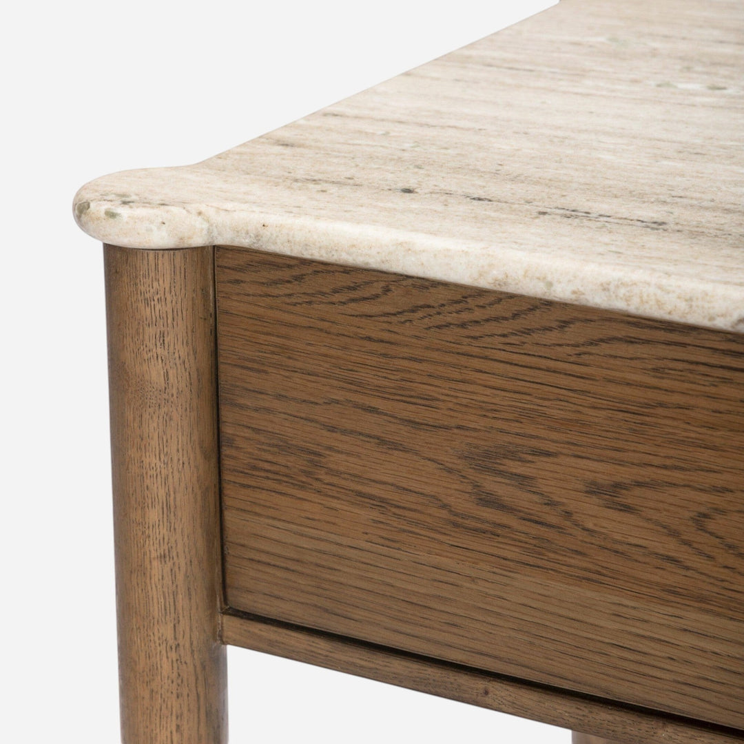 Table de chevet Maison Olive en marbre beige veiné et bois de chêne massif, design élégant et naturel.