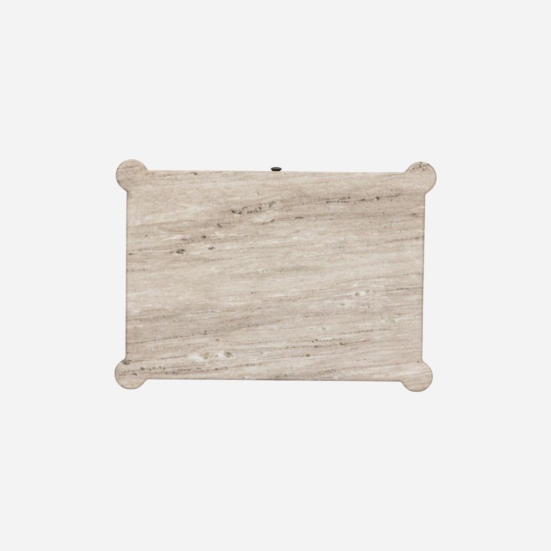 Table de chevet Maison Olive en marbre beige et bois de chêne, plateau veiné, pieds arrondis.