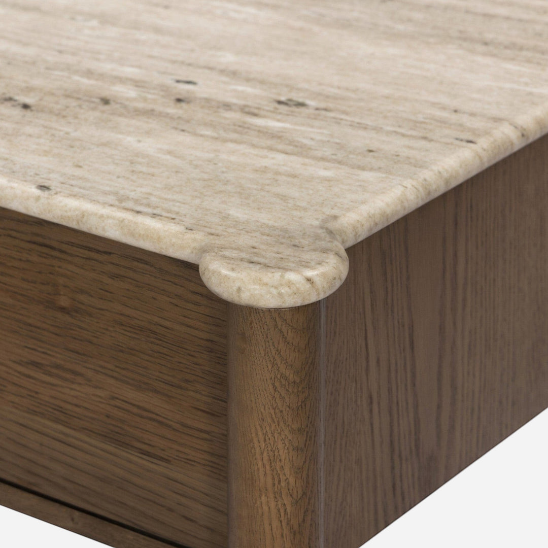 Table de chevet Maison Olive en marbre beige veiné et bois de chêne, design élégant et naturel.