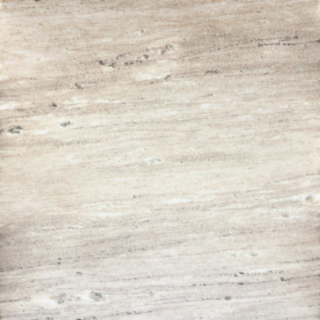 Table de chevet Maison Olive en marbre beige et gris veiné avec structure en bois de chêne massif.