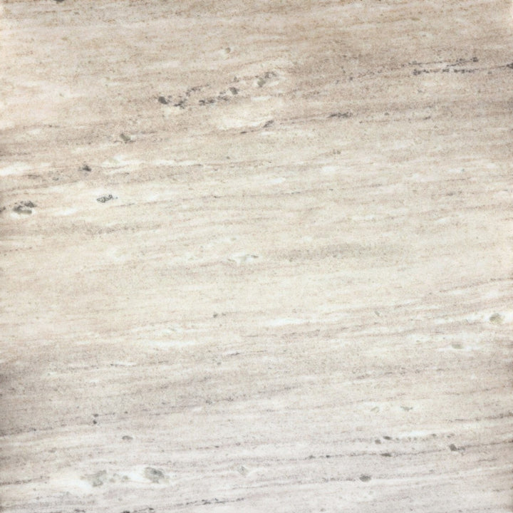 Table de chevet Maison Olive en marbre beige et gris veiné avec structure en bois de chêne massif.