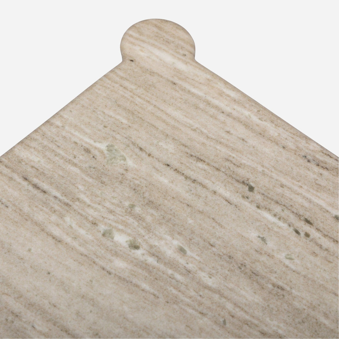 Table de chevet Maison Olive en marbre beige et gris veiné avec un plateau en bois de chêne massif.