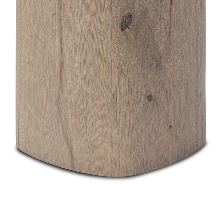 Maison Olive table d'appoint cylindrique en bois de chêne vieilli, texture naturelle, style rustique et chaleureux.