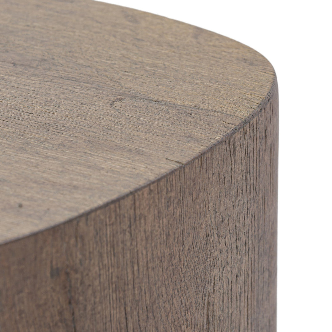 Maison Olive table d'appoint cylindrique en bois de chêne vieilli, finition naturelle, style rustique.