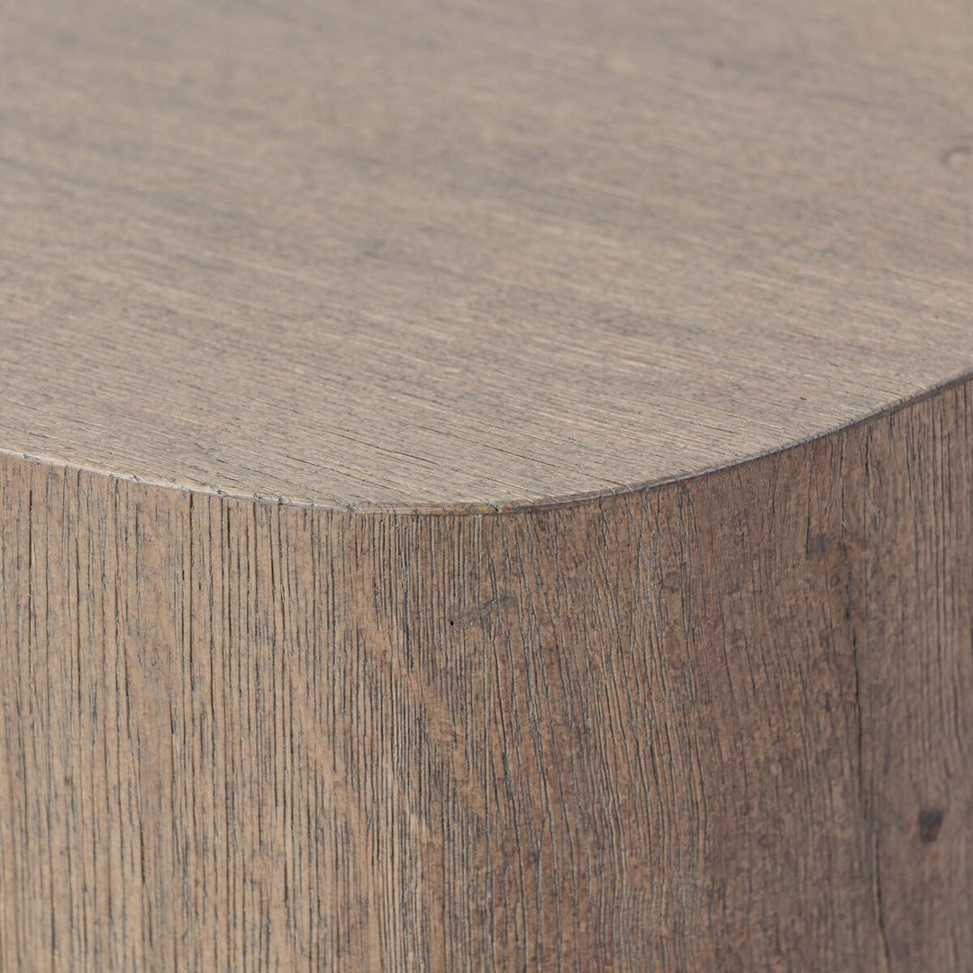 Maison Olive table d'appoint cylindrique en bois naturel vieilli, texture rustique et chaleureuse.