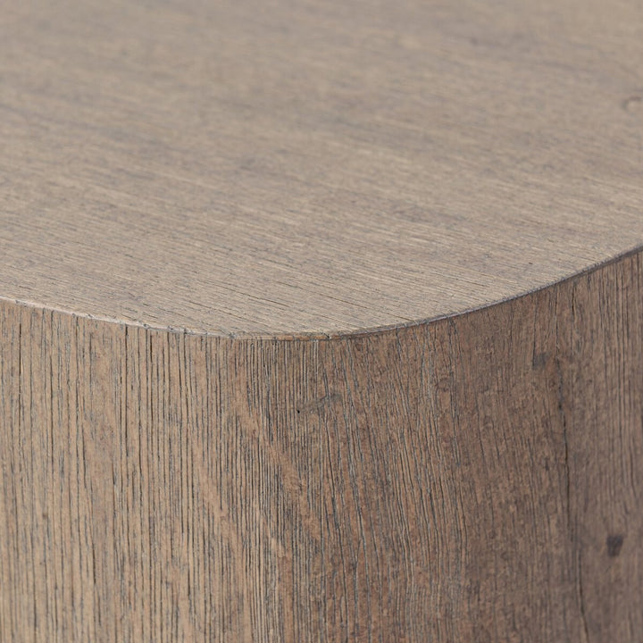 Maison Olive table d'appoint cylindrique en bois naturel vieilli, texture rustique et chaleureuse.