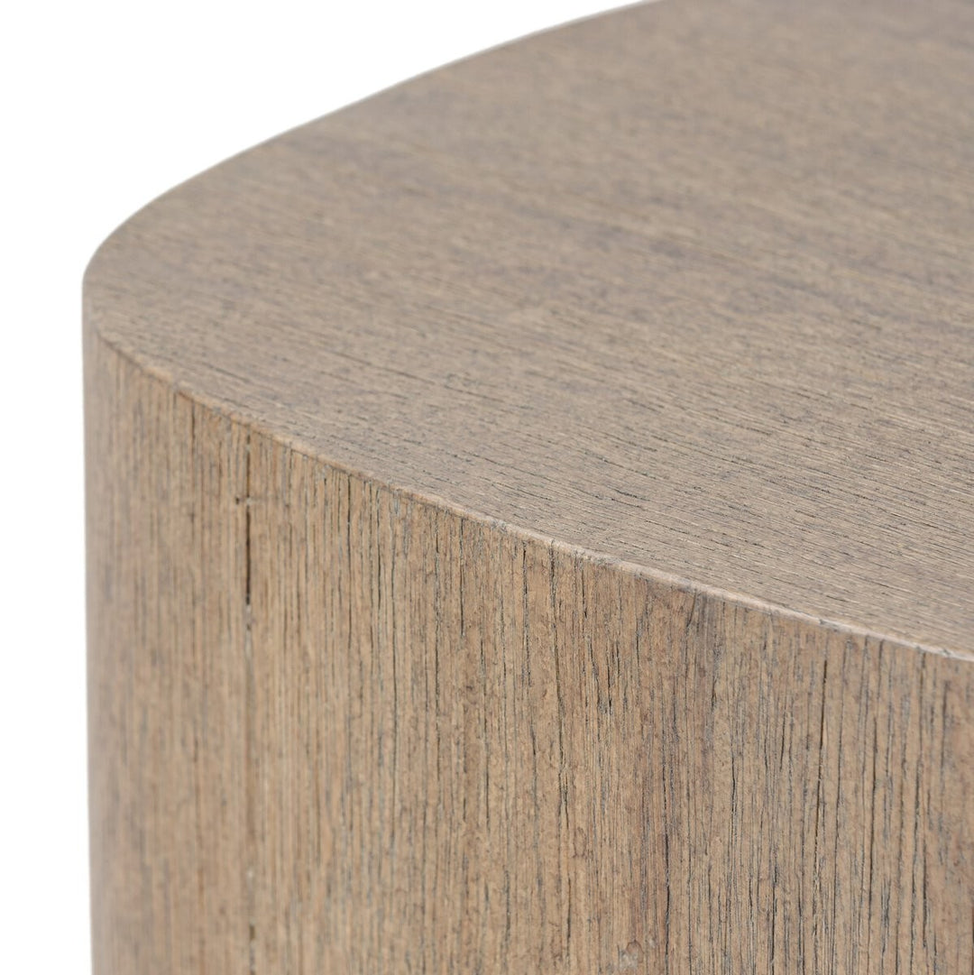 Maison Olive table d'appoint cylindrique en bois naturel vieilli, texture rustique et chaleureuse.