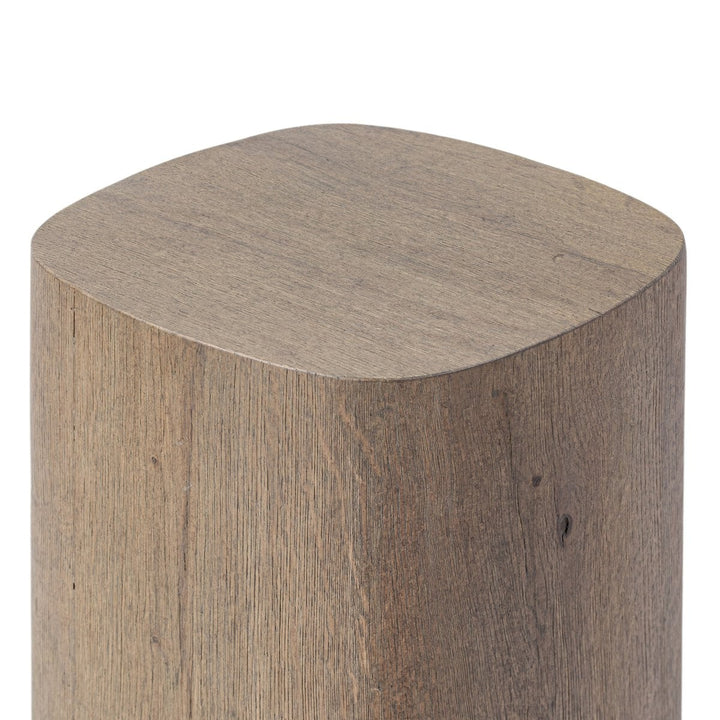 Maison Olive table d'appoint cylindrique en bois naturel vieilli, style rustique et chaleureux.