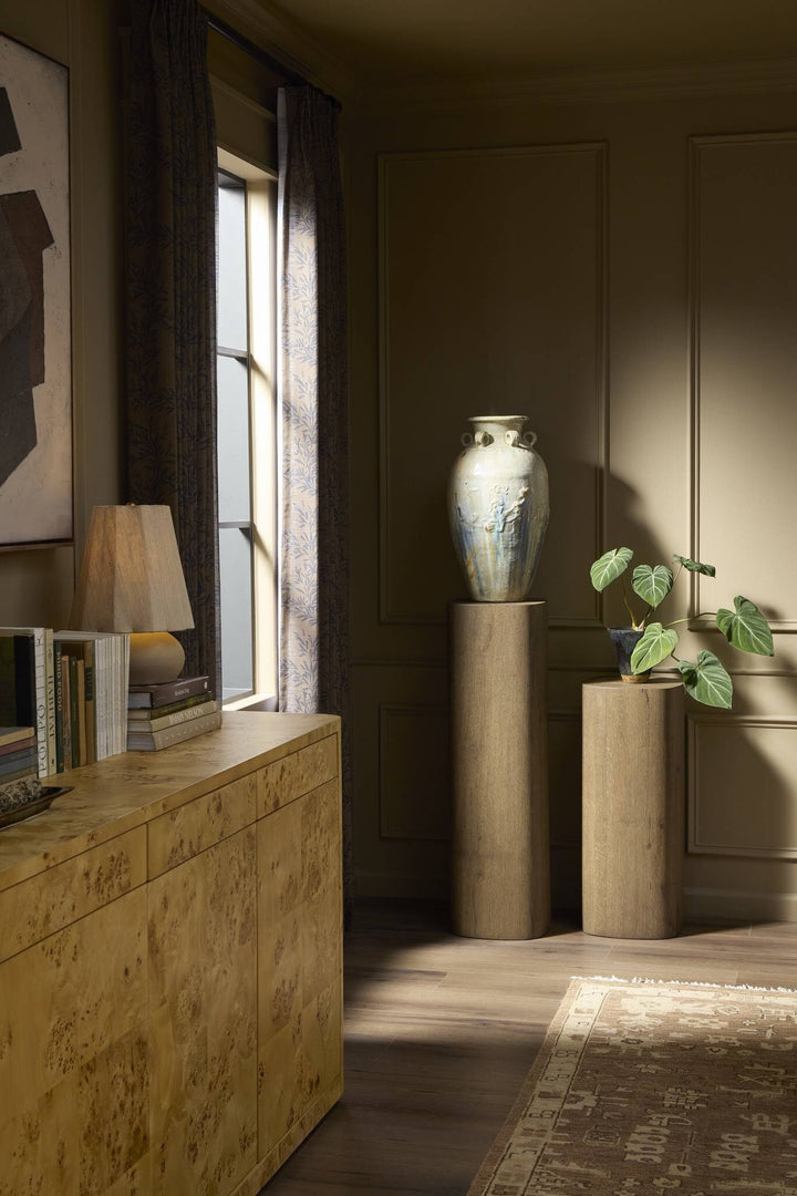 Maison Olive table d'appoint cylindrique en bois naturel vieilli, style rustique et chaleureux.