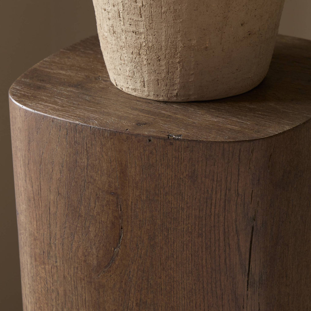 Maison Olive Table d'appoint cylindrique en bois de chêne vieilli, finition naturelle, style rustique.